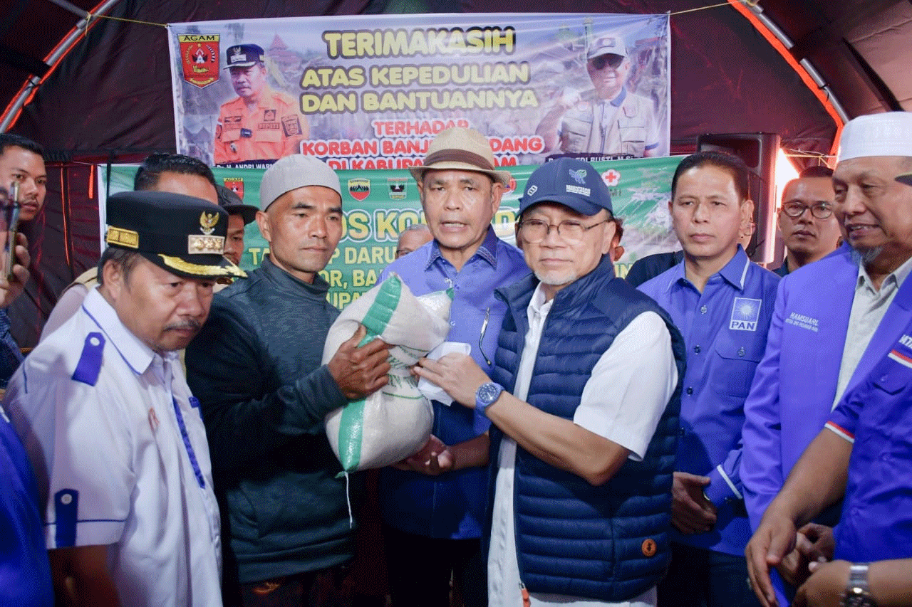 Menteri Perdagangan Zulkifli Hasan serahkan bantuan bantuan logistik bagi warga terdampak bencana di Agam, Kamis (23/5/2024).