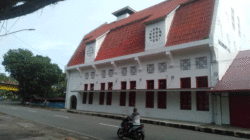 Kota Padang kaya dengan bangunan bersejarah yang menjadi destinasi wisata.