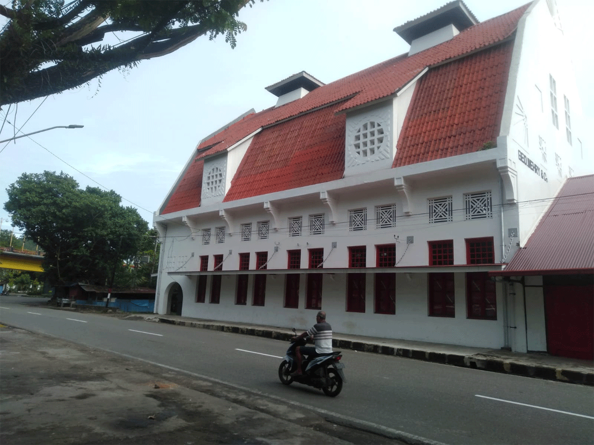 Kota Padang kaya dengan bangunan bersejarah yang menjadi destinasi wisata.