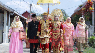 Pasangan pengantin dengan baju adat Minangkabau. (jurnaland.com)