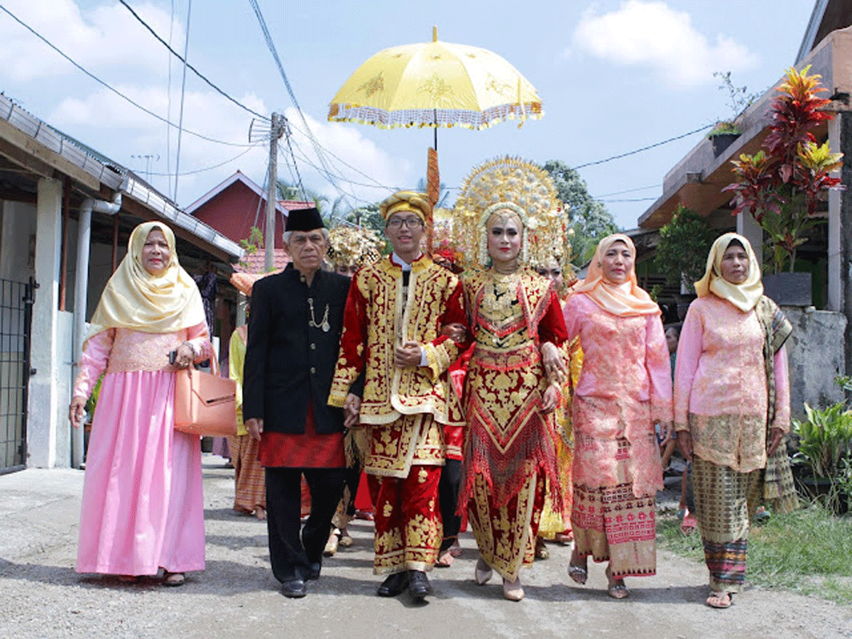 Pasangan pengantin dengan baju adat Minangkabau. (jurnaland.com)