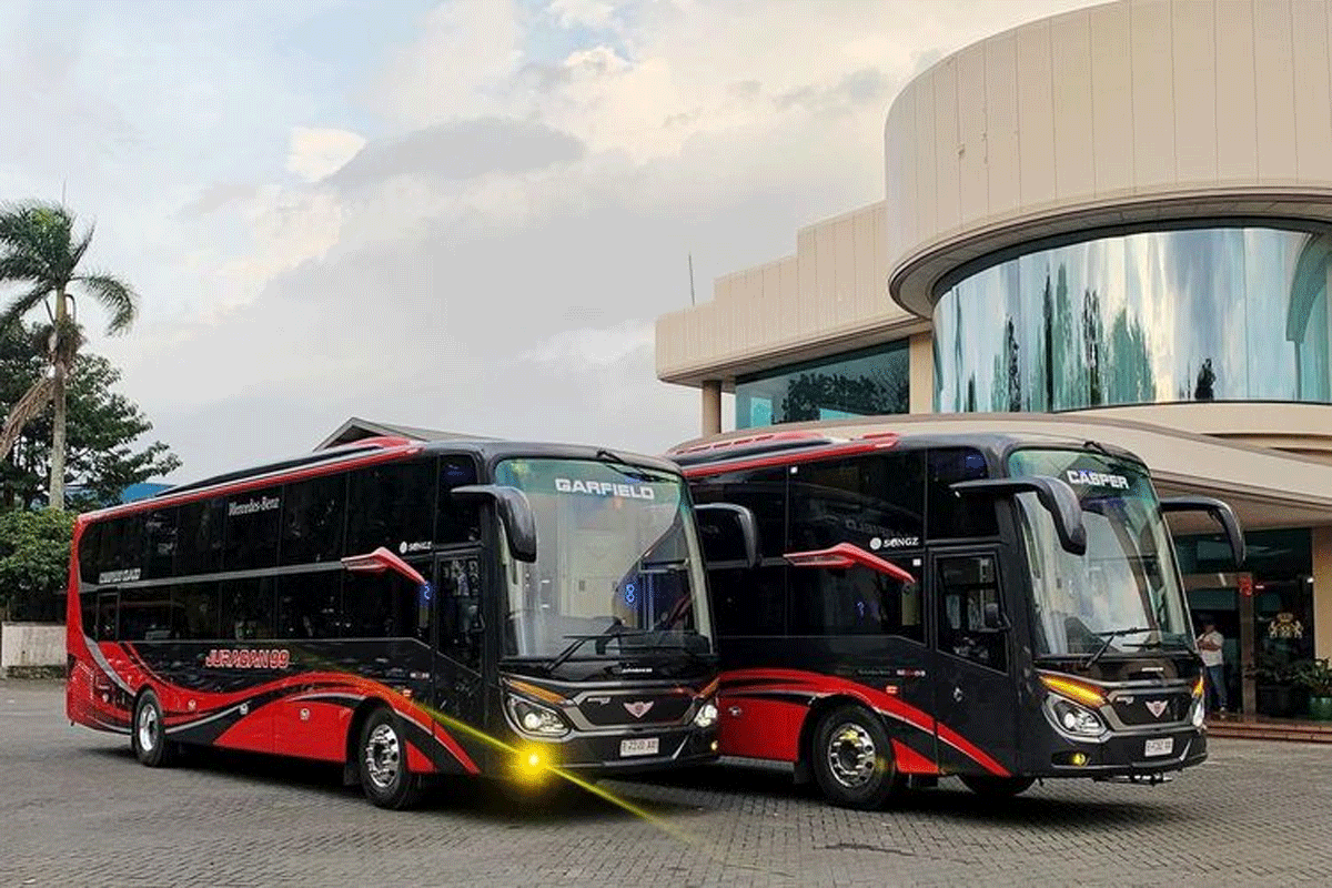 Dua unit bus Juragan 99 Trans. (Instagram @adiputro_official)