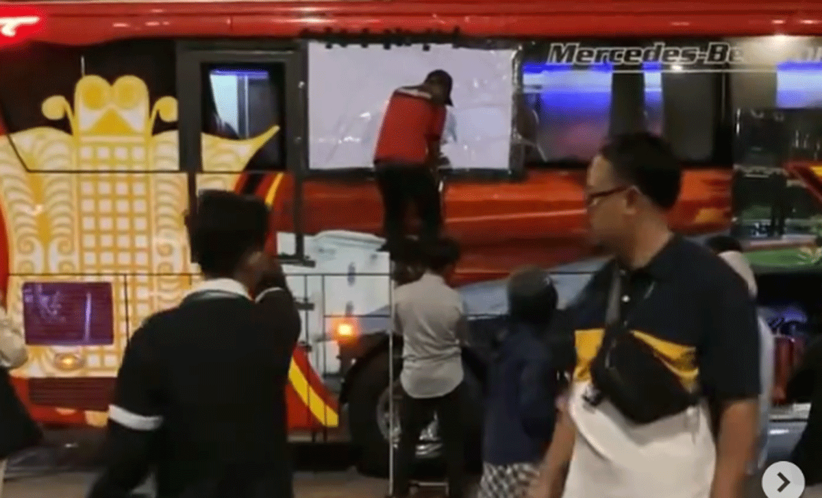 Bus kena lempar batu di tol