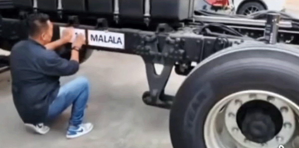 Sebuah sasis bus yang bertuliskan Malala. (tangkapan layar YouTube)