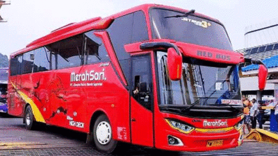 Bus Merah Sari ketika buka rute Jakarta-Sumbar