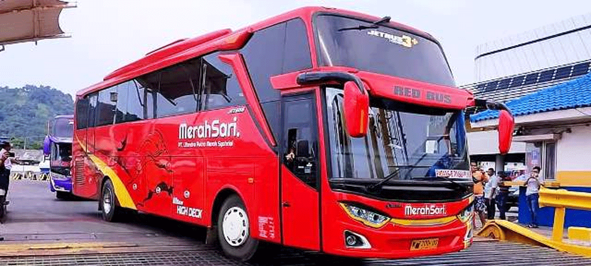 Bus Merah Sari ketika buka rute Jakarta-Sumbar