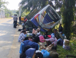 Hantam Pagar Beton Jembatan, Bus Bengkulu-Medan Kecelakaan di Kuantan Singingi 11 Hantam Pagar Beton Jembatan, Bus Bengkulu-Medan Kecelakaan di Kuantan Singingi