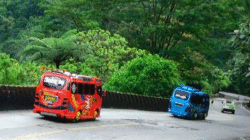 Bus Solok-Padang ketika melintas di Sitinjau Lauik.