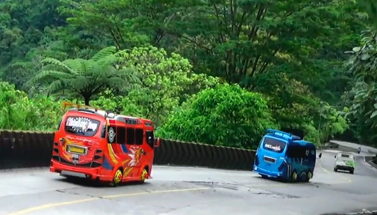 Bus Solok-Padang ketika melintas di Sitinjau Lauik.