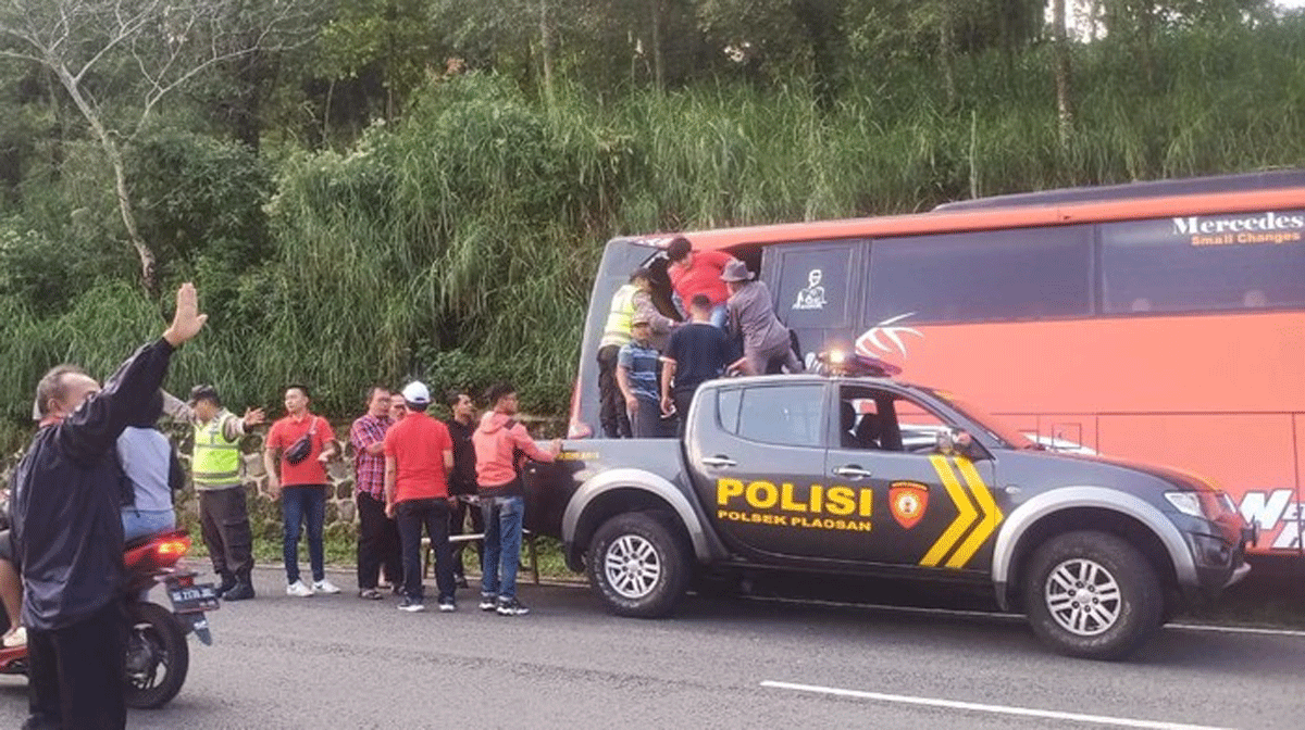 Penumpang keluar lewat jendela darurat