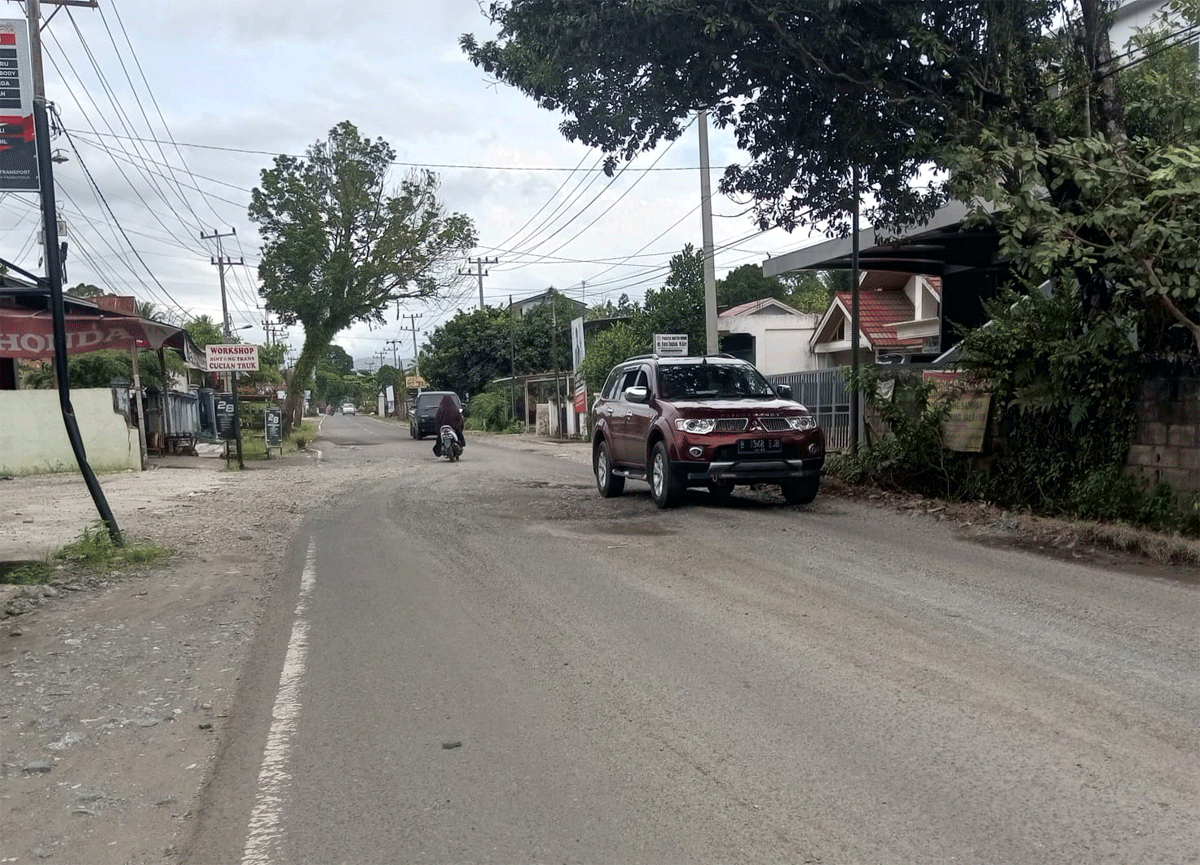 Jalan berlubang di Payakubuh yang dikeluhkan masyarakat.