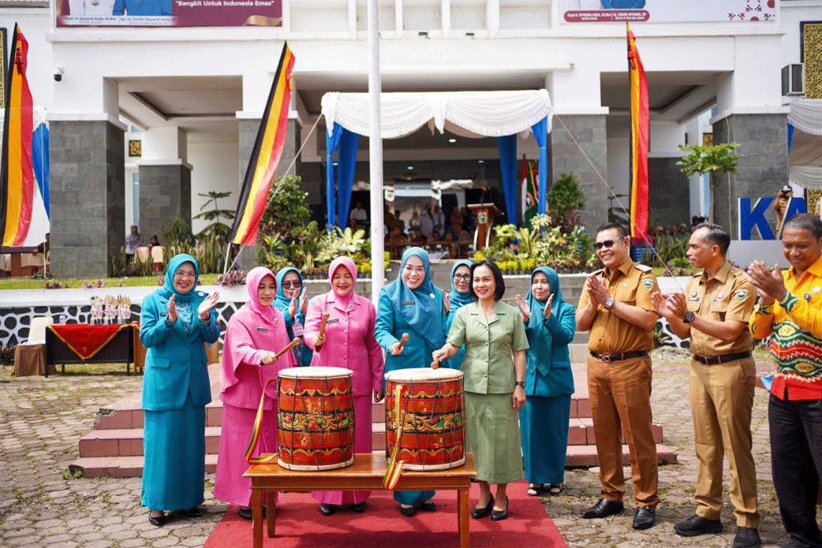 Pembukaan Jambore PKK Berprestasi dan peringatan Hari Gerak PKK ke-52 di Kabupaten Solok. Kegiatan berlangsung 11-12 Juni di halaman kantor bupati, Arosuka.