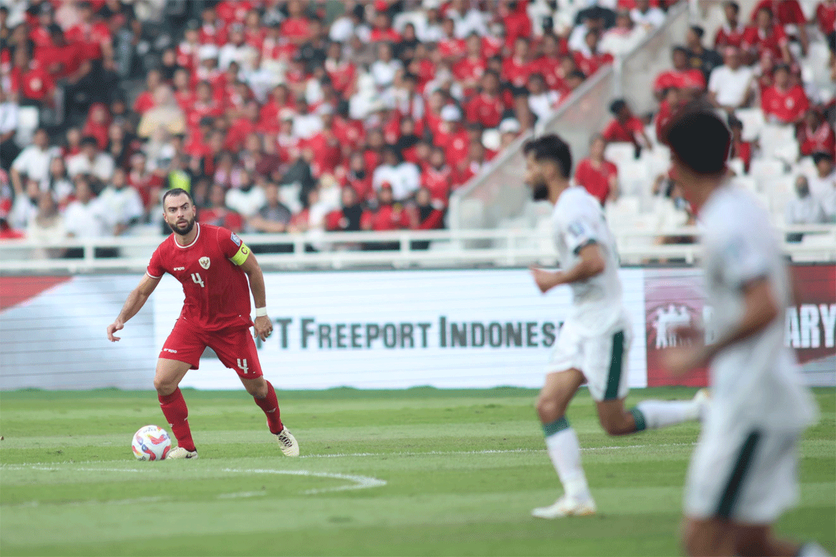 Jordi Amat kuasai bola dalam pertandingan Indonesia dengan Irak lanjutan kualifikasi Piala Dunia 2026di Gelora Bung Karno, Kamis (6/6/2024). (pssi)