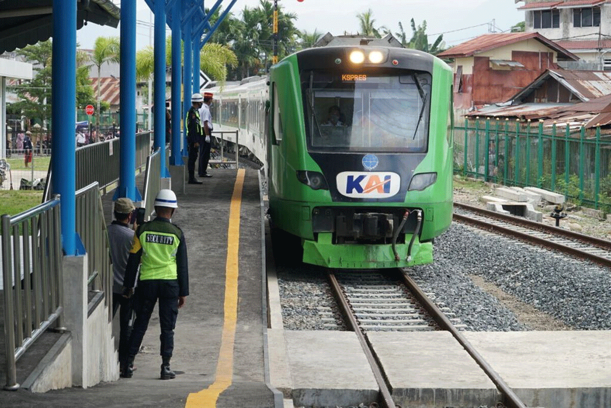 Kereta Api Minangkabau Ekspres. (kompas.id)