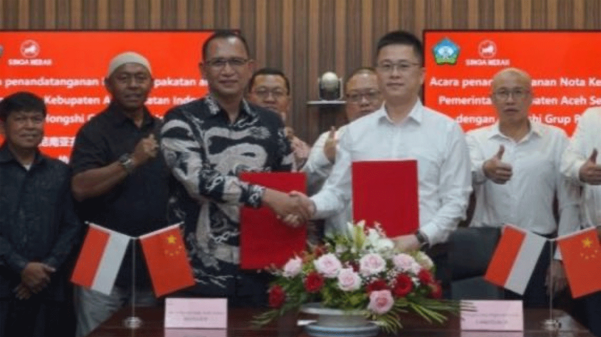 Foto brsama usai penandatanganan kerja sama antara Pemkab Aceh Selatan terkait rencana pembangunan pabrik semen oleh pengusaha dari China di kabupaten itu. (tvonenews.com)