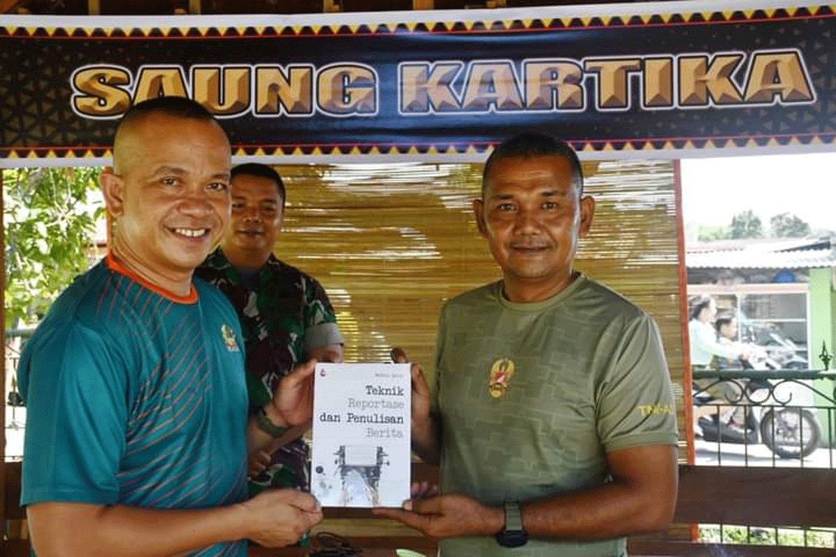 Serah terima buku di Kodim Nias