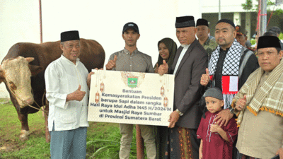 Mahyeldi Ansharullah menyerahkan sapi kurban bantuan Presiden Joko Widodo kepada pengurus Masjid Raya Sumbar, Senin (17/6/2024).
