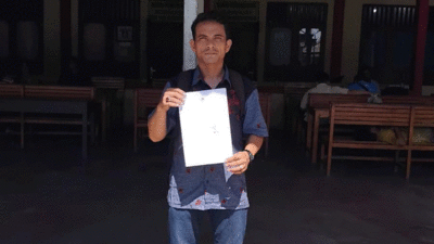 Pelapor perlihatkan laporan yang dibuat di Polres Nias
