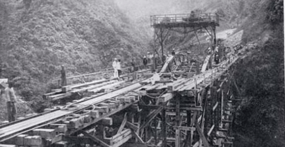 Jalan kereta api di zaman Belanda.