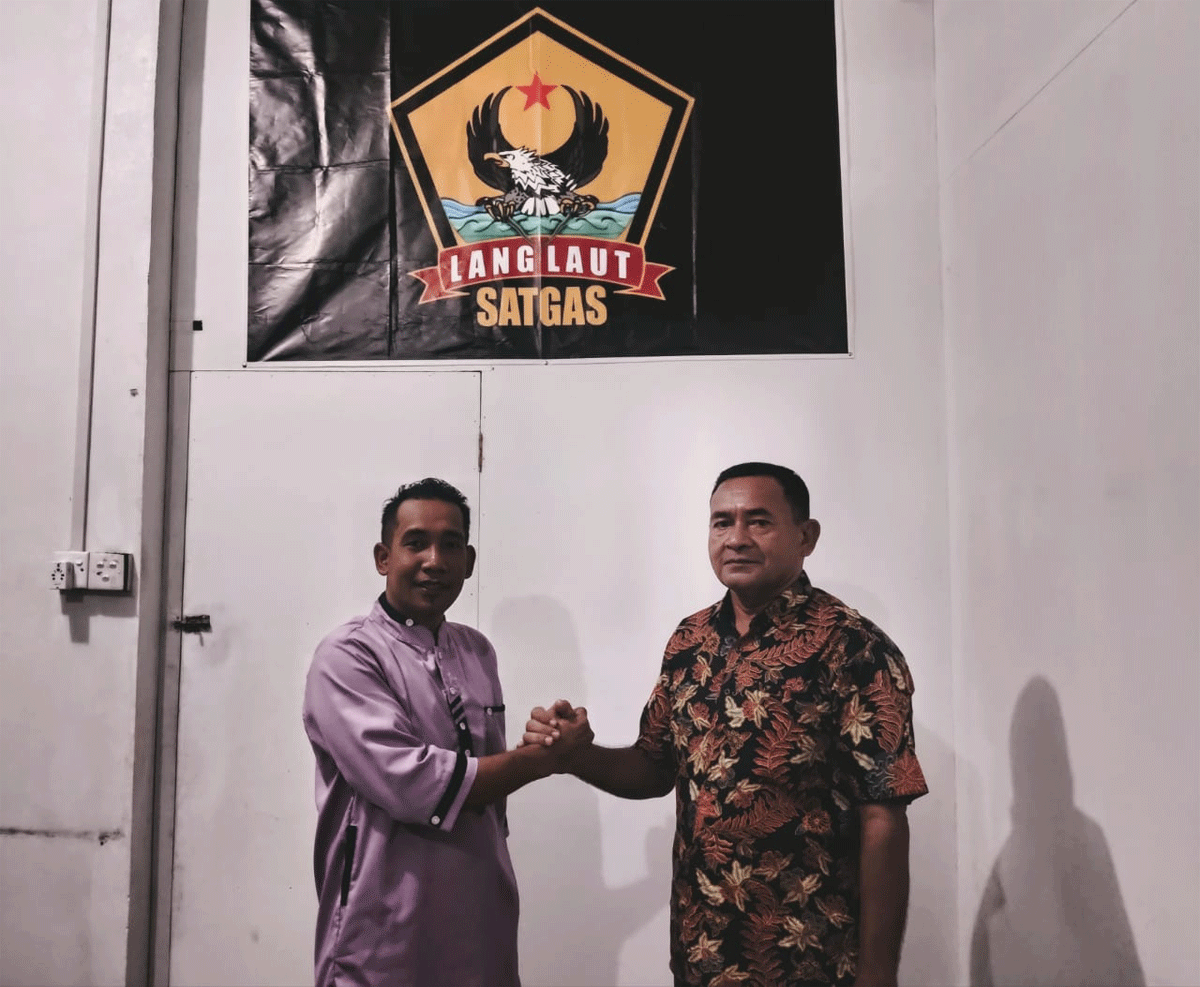 Ketua DPD Lang Laut Kabupaten Lingga, Mansyur Pangda (kiri) dan Ketua FSPSI Chis.