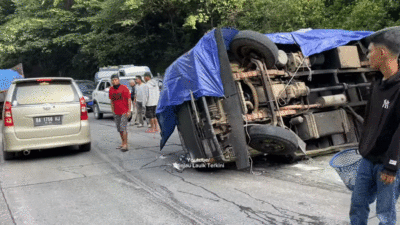 Kawasan Sitinjau Lauik dilanda kemacetan parah. (YouTube Sitinjau Lauik Terkini)