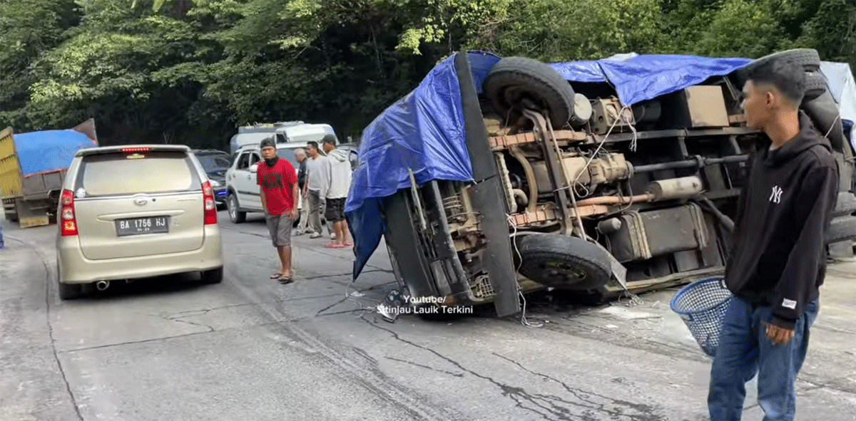 Kawasan Sitinjau Lauik dilanda kemacetan parah. (YouTube Sitinjau Lauik Terkini)