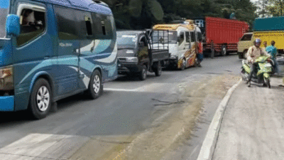 Kemacetan di Sitinjau Lauik. (YouTube Sitinjau Lauik Terkini)