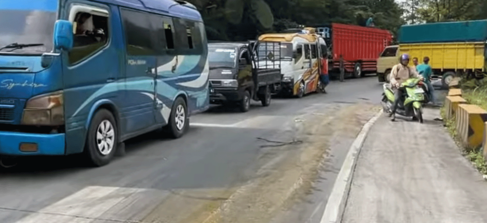 Kemacetan di Sitinjau Lauik. (YouTube Sitinjau Lauik Terkini)