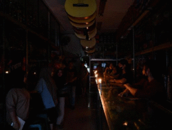 Lampu Mati, Dandan Berantakan, Cucu Rewel, Internet Ngadat, Baterai HP Habis, PLN Minta Maaf