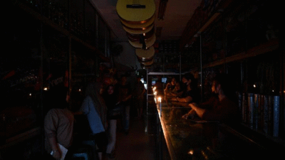Aktivitas warga saat mati lampu. (tempo.co)