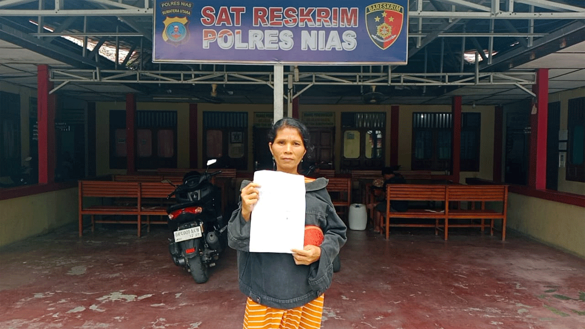 Warga perlihatkan laporan polisi.