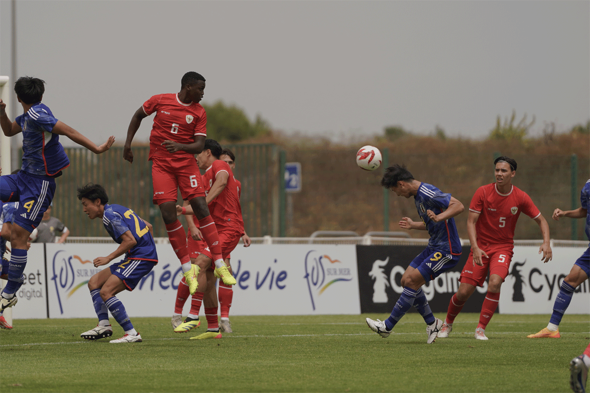 Pemain Jepang sundul bola dalam laga dengan Indonesia di Toulon Cup 2024 grup B di Stade Parsemain, Fos-sur-Mer, Prancis, Sabtu (9/6/2024).