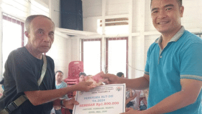 Penyerahan bantuan langsung tunai pada warga di Desa Tuhegeo II, Gunungsitoli.