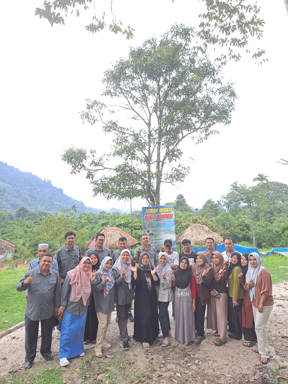 Mahasiswa dan dosen Unand kunjungi Taman Wisata Bukit Bidadari di Nagari Kasang, Padang Pariaman.