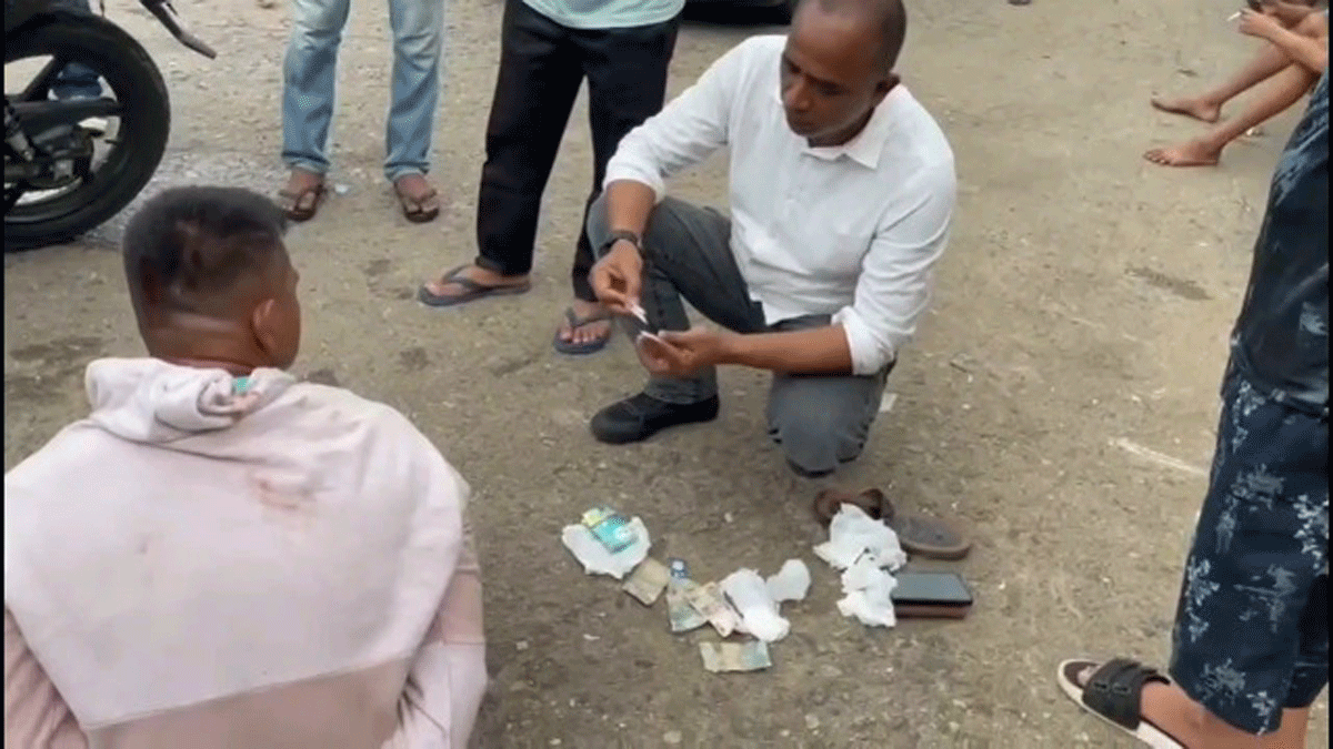 Petugas periksa barang bukti yang diduga sabu.