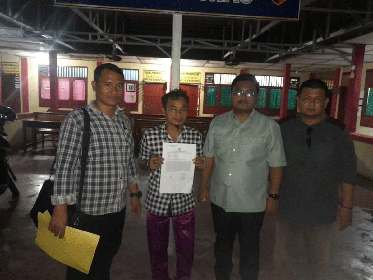 Korban perlihatkan laporan polisi usai melapor di Polres Nias