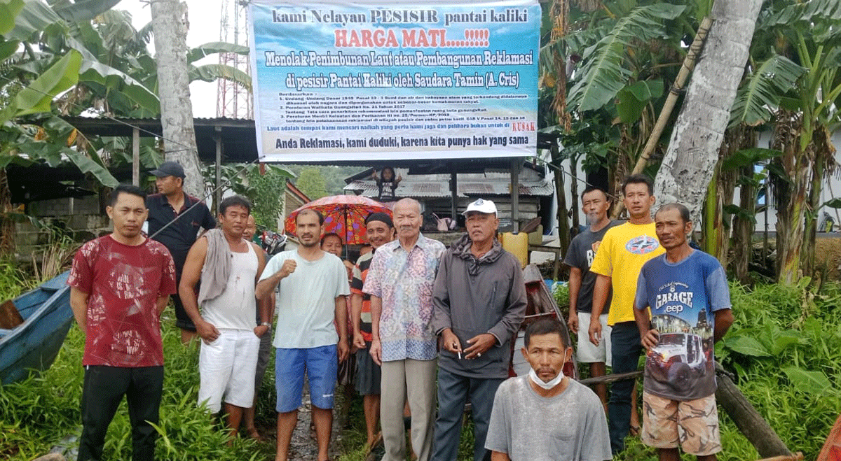 Sejumlah nelayan pasang spanduk penolakan reklamasi
