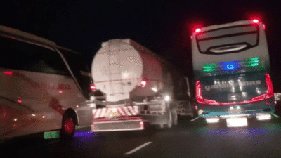 Bus melaju di malam hari dengan permainan sein kiri. (YouTube)