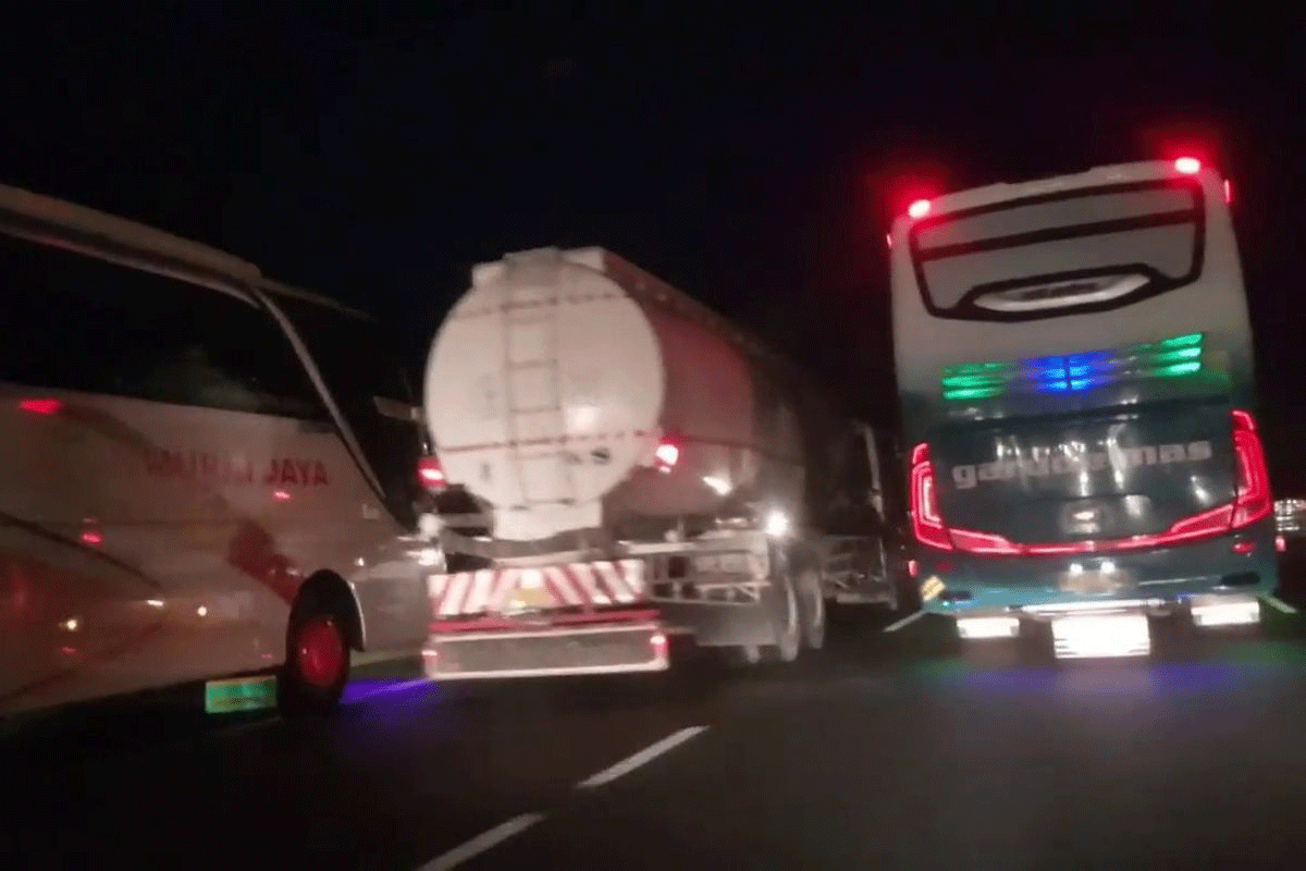 Bus melaju di malam hari dengan permainan sein kiri. (YouTube)