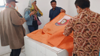 Suasana duka di rumah sakit setelah ada kebakaran yang mengakibatkan orang meninggal