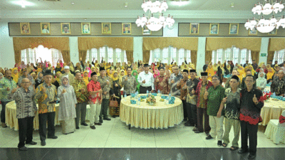 Gubernur foto bersama dengan perantau Nagari Tanjuang Barulak yang halal bihalal di Padang. (biro adpim)