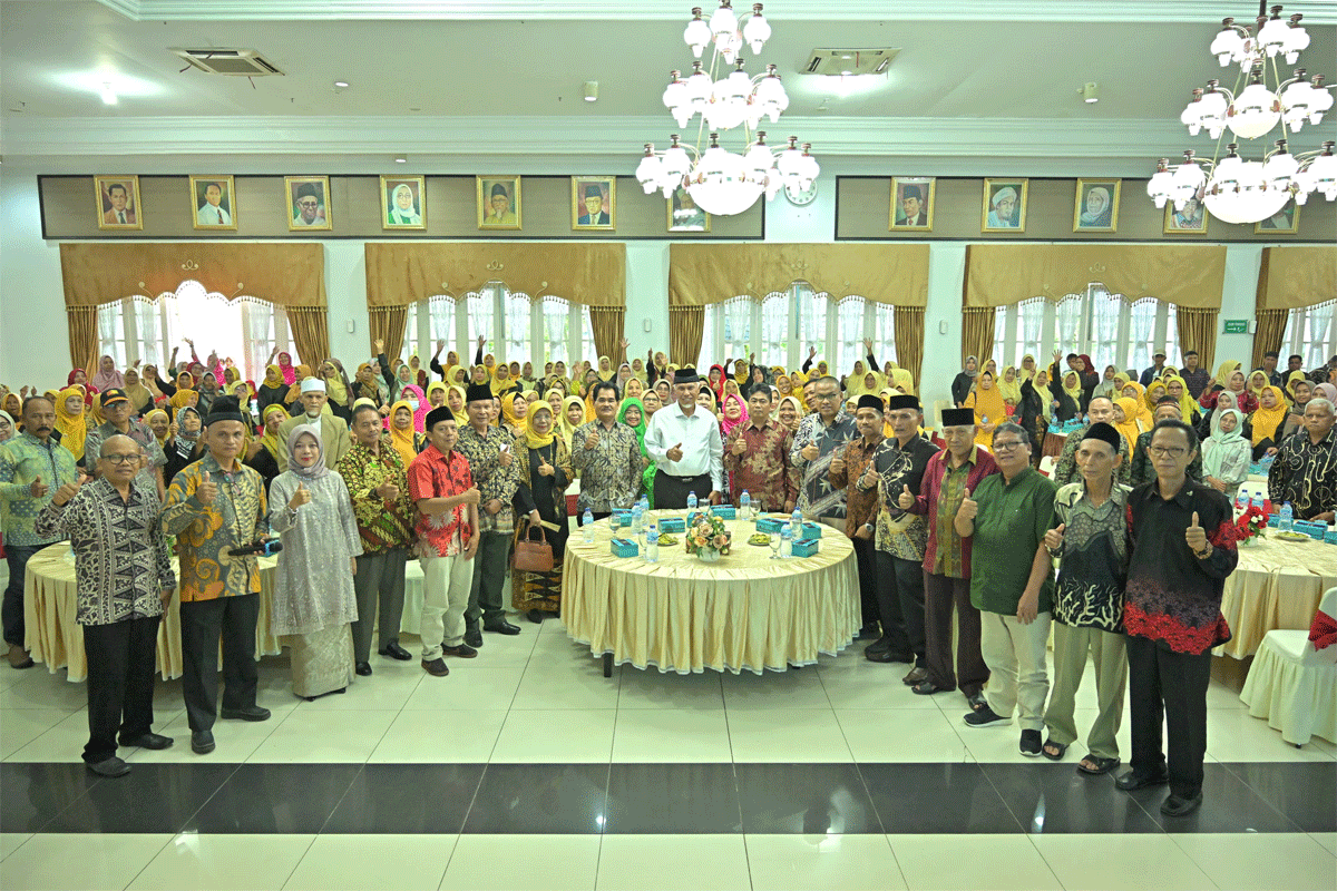 Gubernur foto bersama dengan perantau Nagari Tanjuang Barulak yang halal bihalal di Padang. (biro adpim)