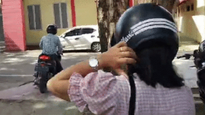 Sang istri sempat tertinggal, setelah ditunggu keduanya melaju meninggalkan parkiran Polres Nias