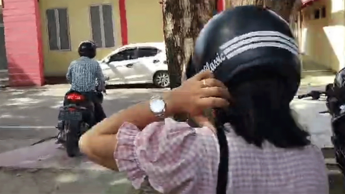 Sang istri sempat tertinggal, setelah ditunggu keduanya melaju meninggalkan parkiran Polres Nias