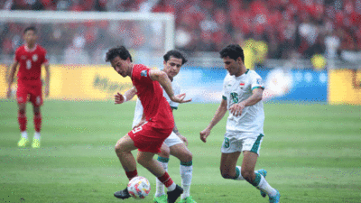 Pemain Indonesia kuasai bola dalam pertandingan melawan Irak di Stadion Utama GBK, Senayan, Jakarta, Kamis (6/6/2024). (pssi)