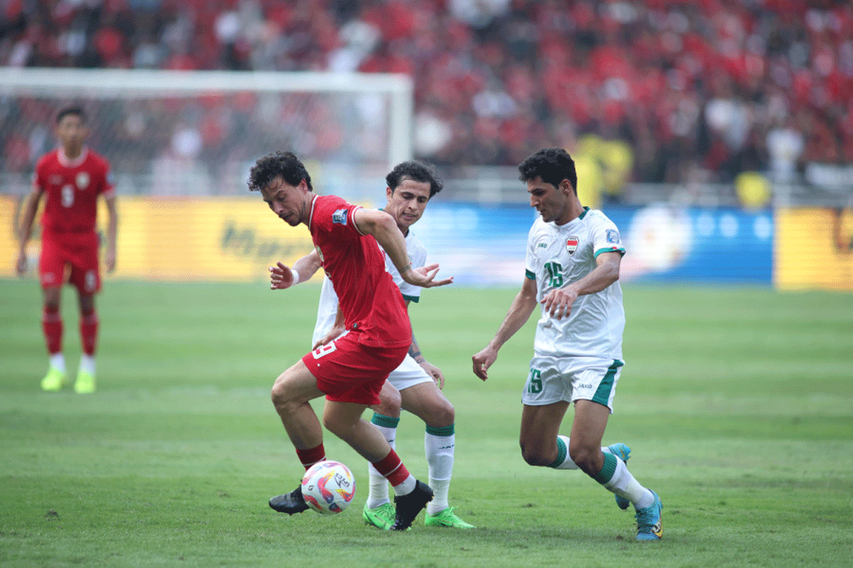 Pemain Indonesia kuasai bola dalam pertandingan melawan Irak di Stadion Utama GBK, Senayan, Jakarta, Kamis (6/6/2024). (pssi)