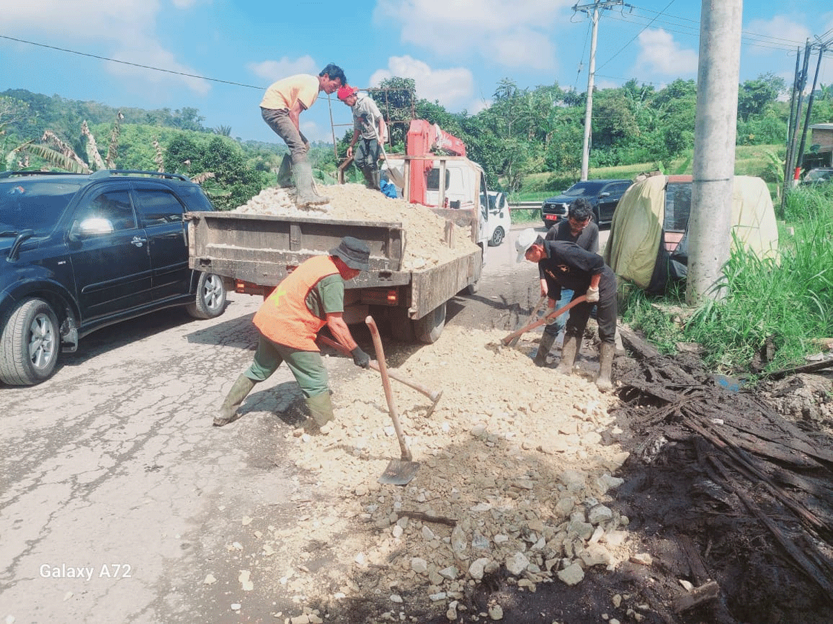 Perbaikan jalan rusak di ruas Padang Lua-Simpang Malalak. (biro adpim)