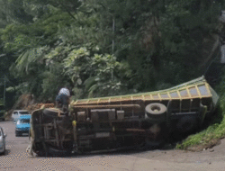 Lagi Truk Terguling di Sitinjau Lauik, Lalu Lintas Solok–Padang Macet