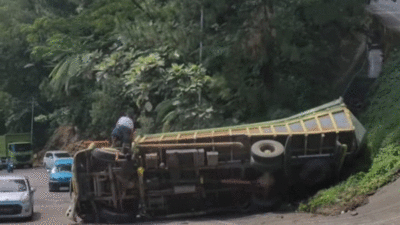 Lagi Truk Terguling di Sitinjau Lauik, Lalu Lintas Solok–Padang Macet