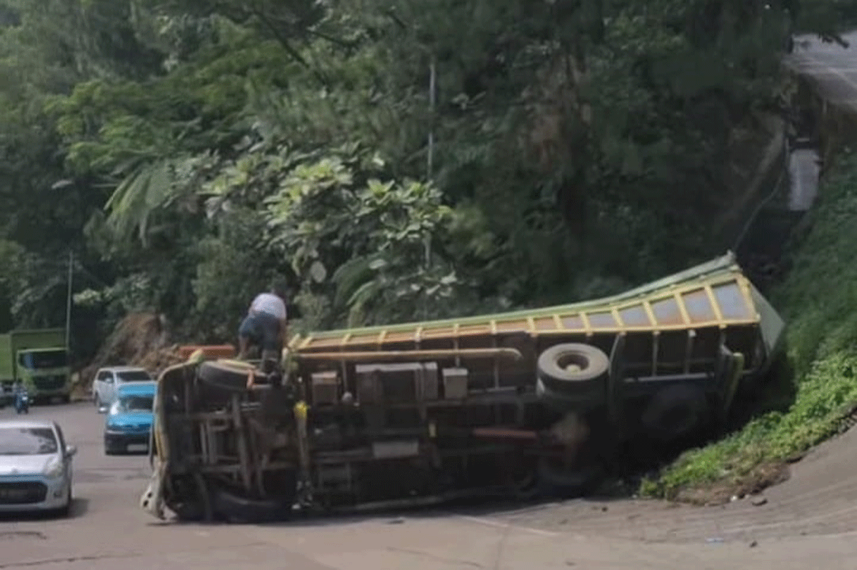 Truk pembawa beras kecelakaan di Sitinjau Lauik.